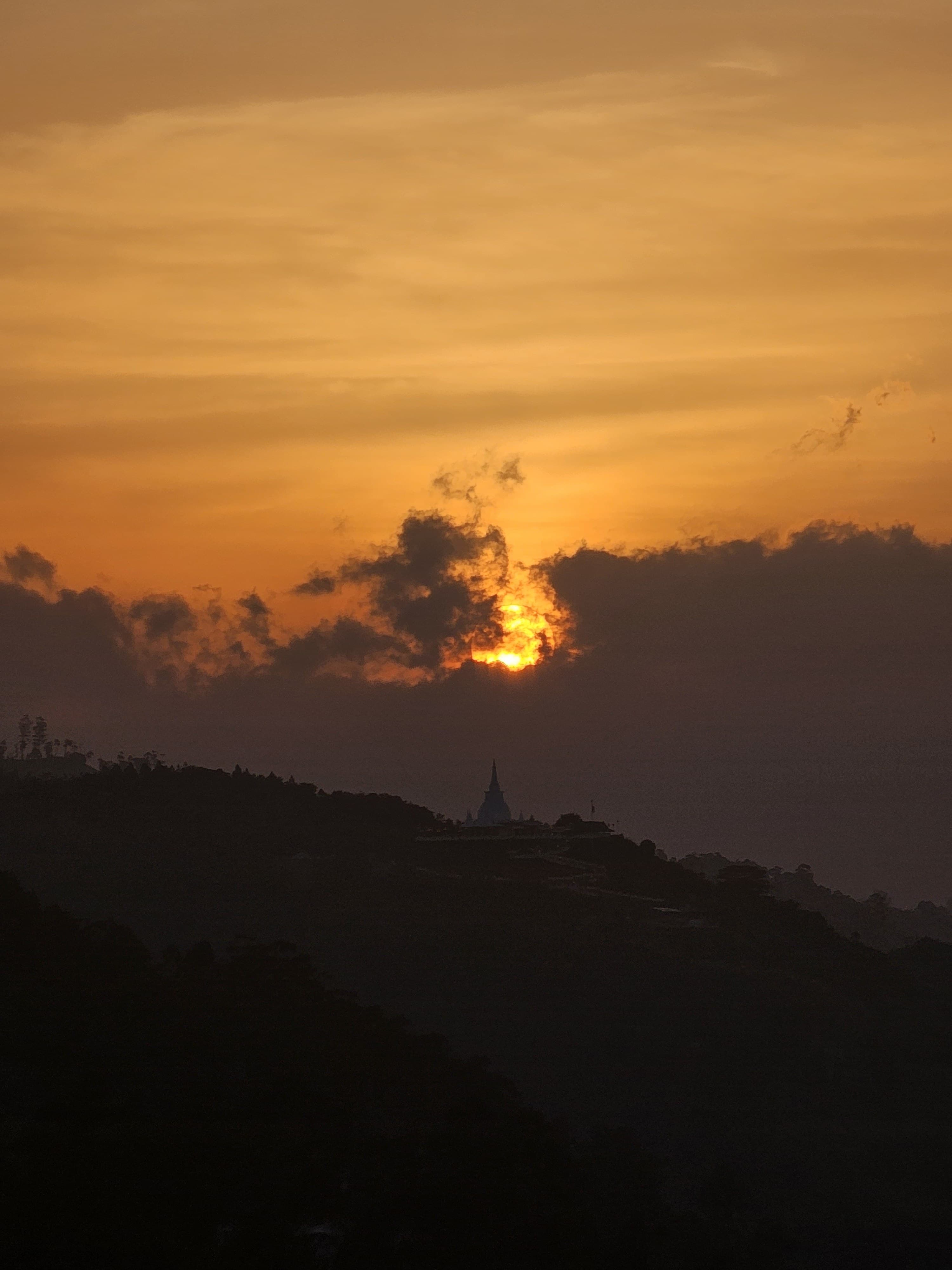 Coucher du soleil à Ella, sur le Monastère Mahamevnawa
