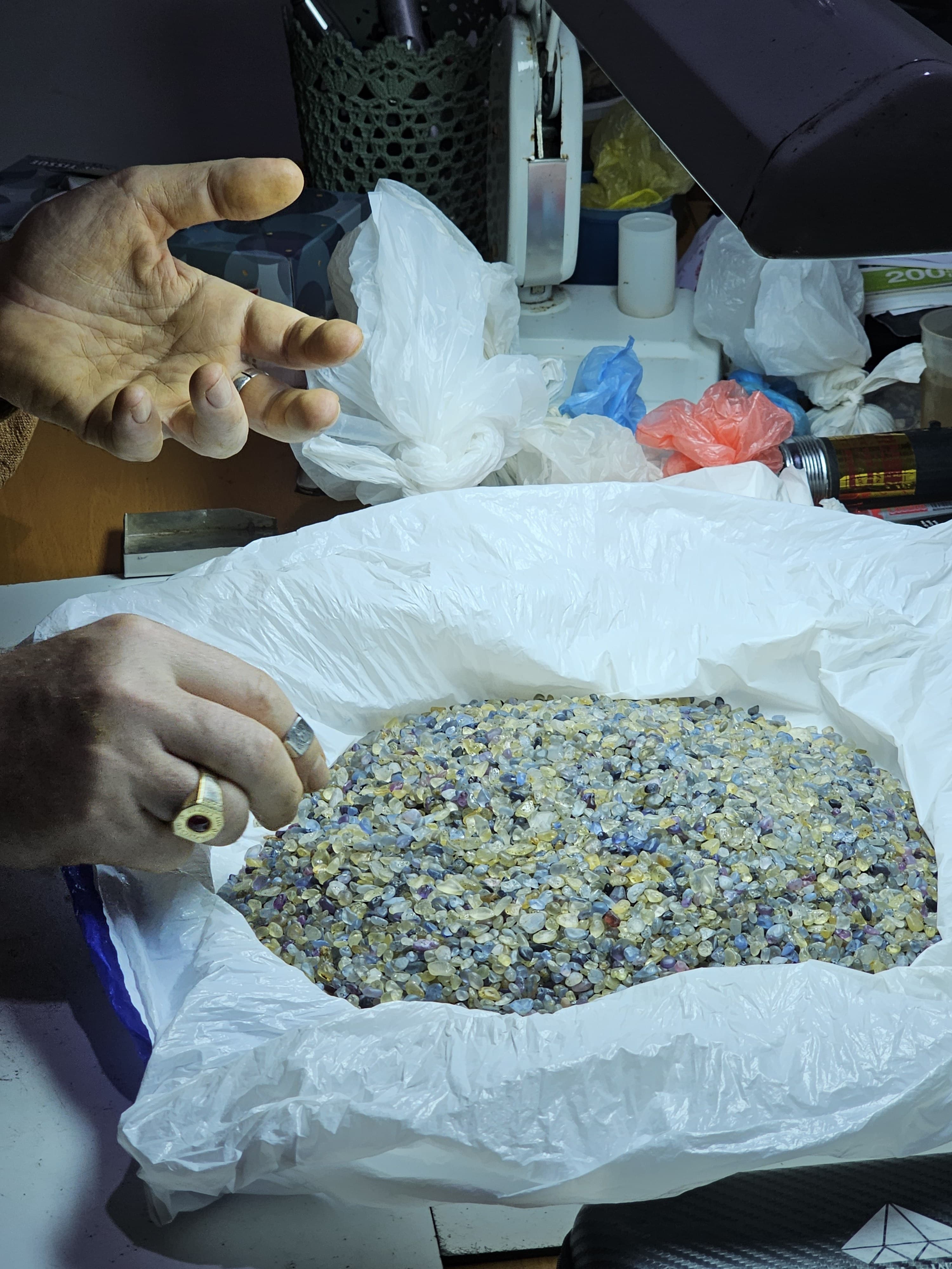 Récolte de saphirs chez un mineur