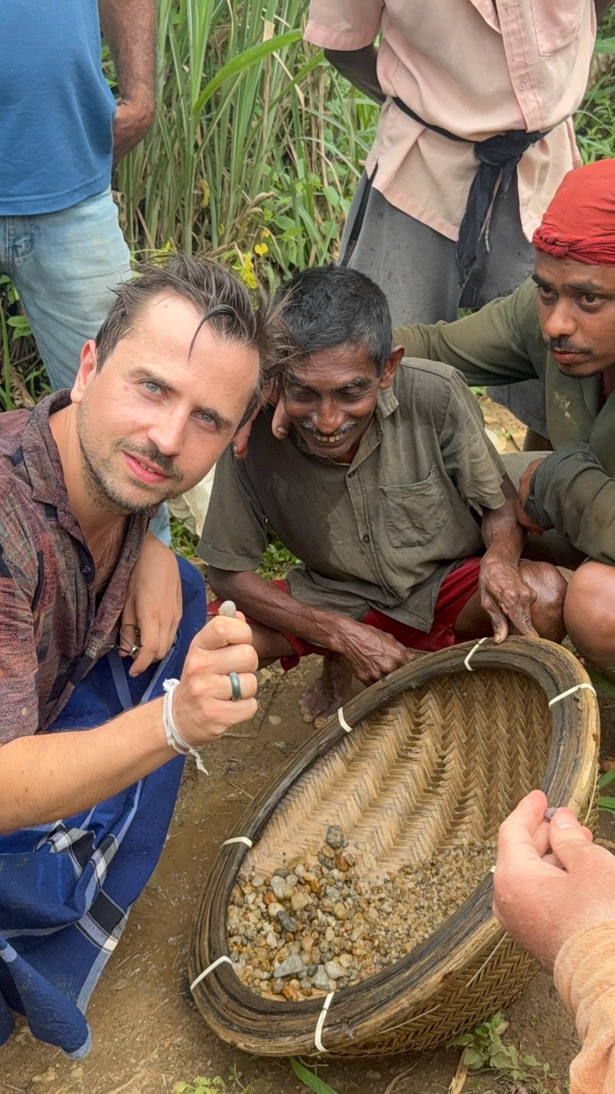 À la recherche de saphirs dans une mine de la région de Ratnapura